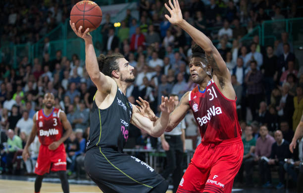 利用短传与 利用短传与